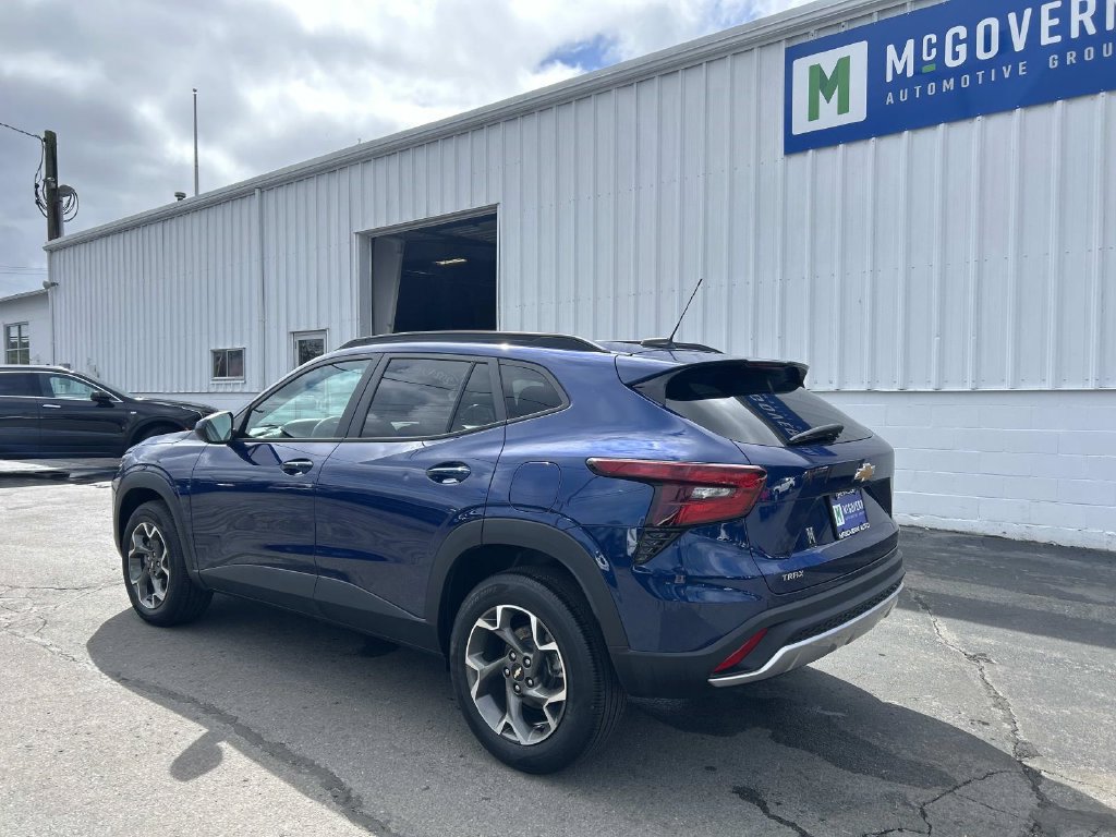 Used 2024 Chevrolet Trax LT w/ Driver Confidence Package FWD image 3