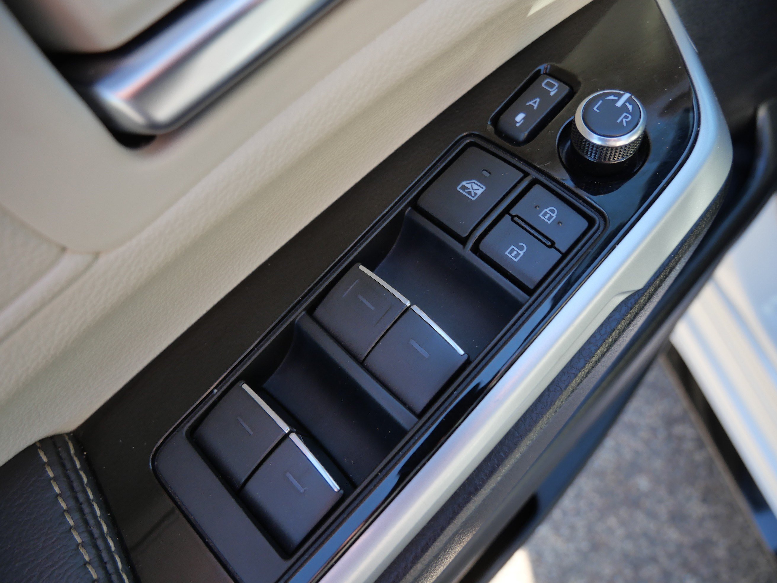 Certified 2025 Toyota Sienna Platinum FWD image 20