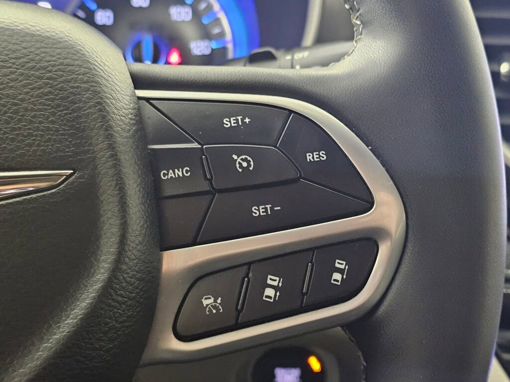 Used 2023 Chrysler Pacifica Touring-L image 23