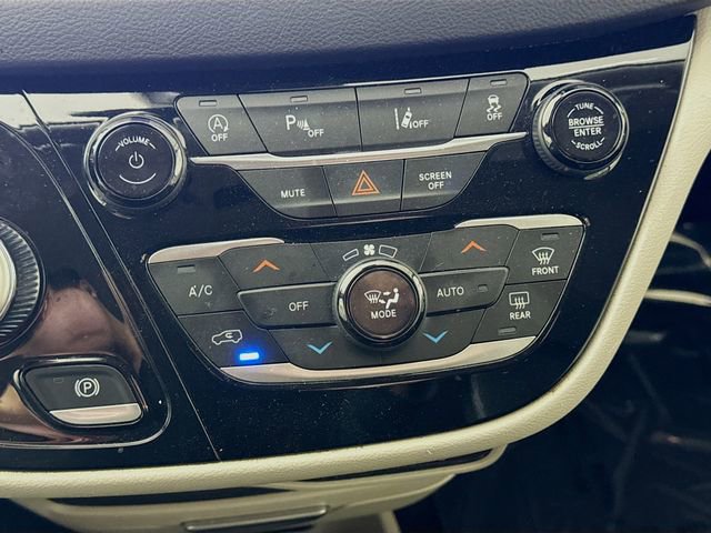 Used 2023 Chrysler Pacifica Touring-L image 15