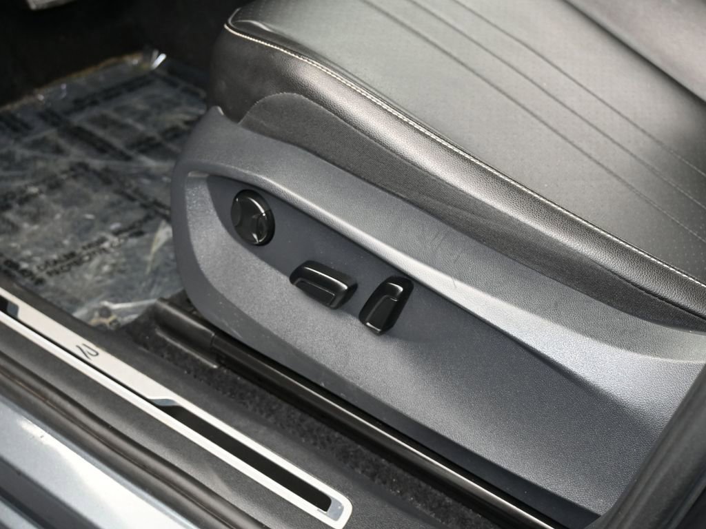 Used 2022 Volkswagen Tiguan SE R-Line AWD/4WD image 13
