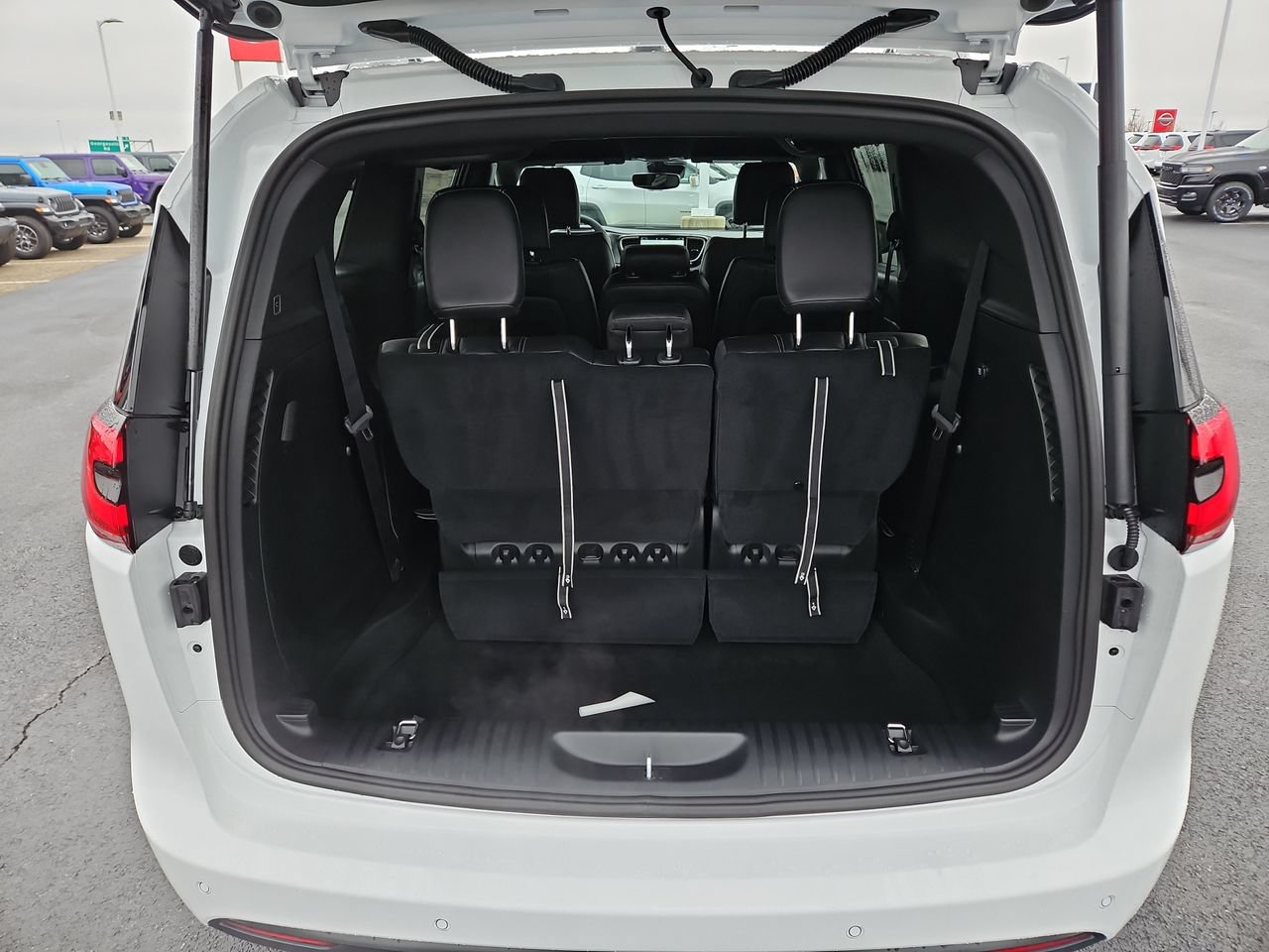 New 2026 Chrysler Pacifica Select w/ S Appearance Package FWD image 11