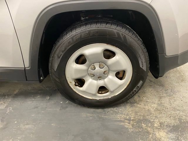 Used 2015 Jeep Cherokee Sport image 28