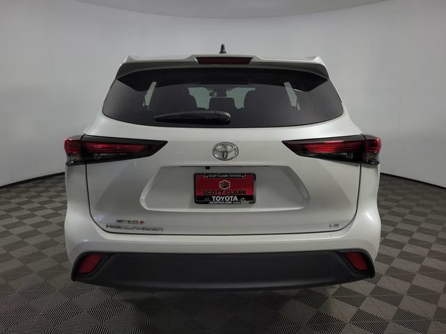 Used 2024 Toyota Highlander LE FWD image 8