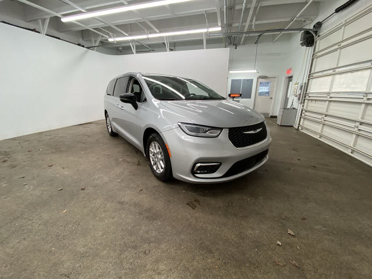 Used 2024 Chrysler Pacifica Touring-L FWD image 8