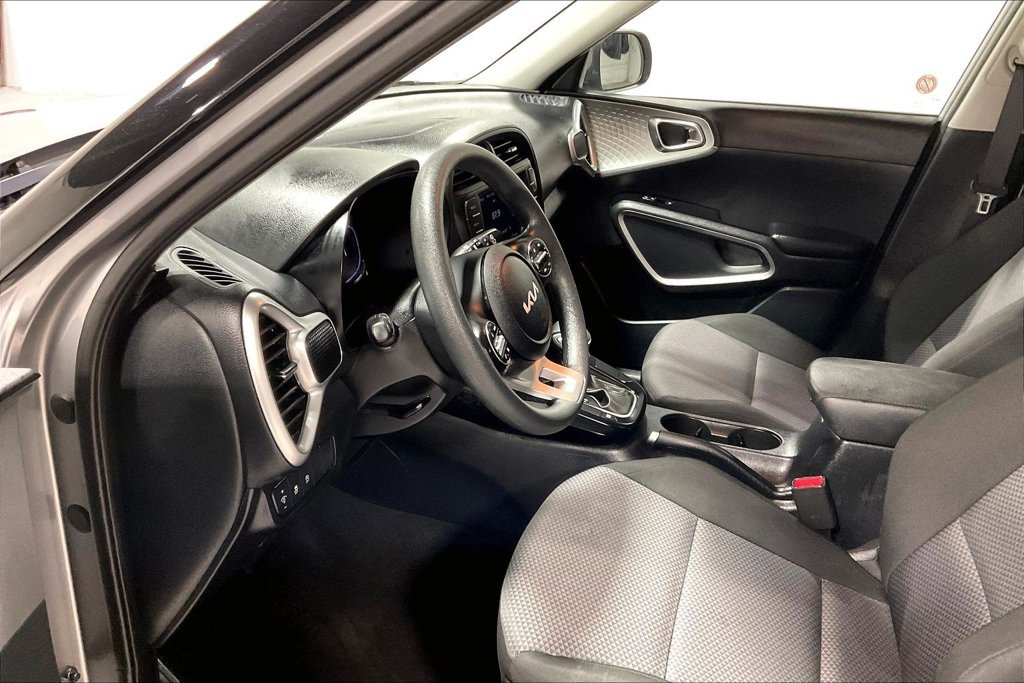 Used 2025 Kia Soul LX w/ LX Technology Package FWD image 16