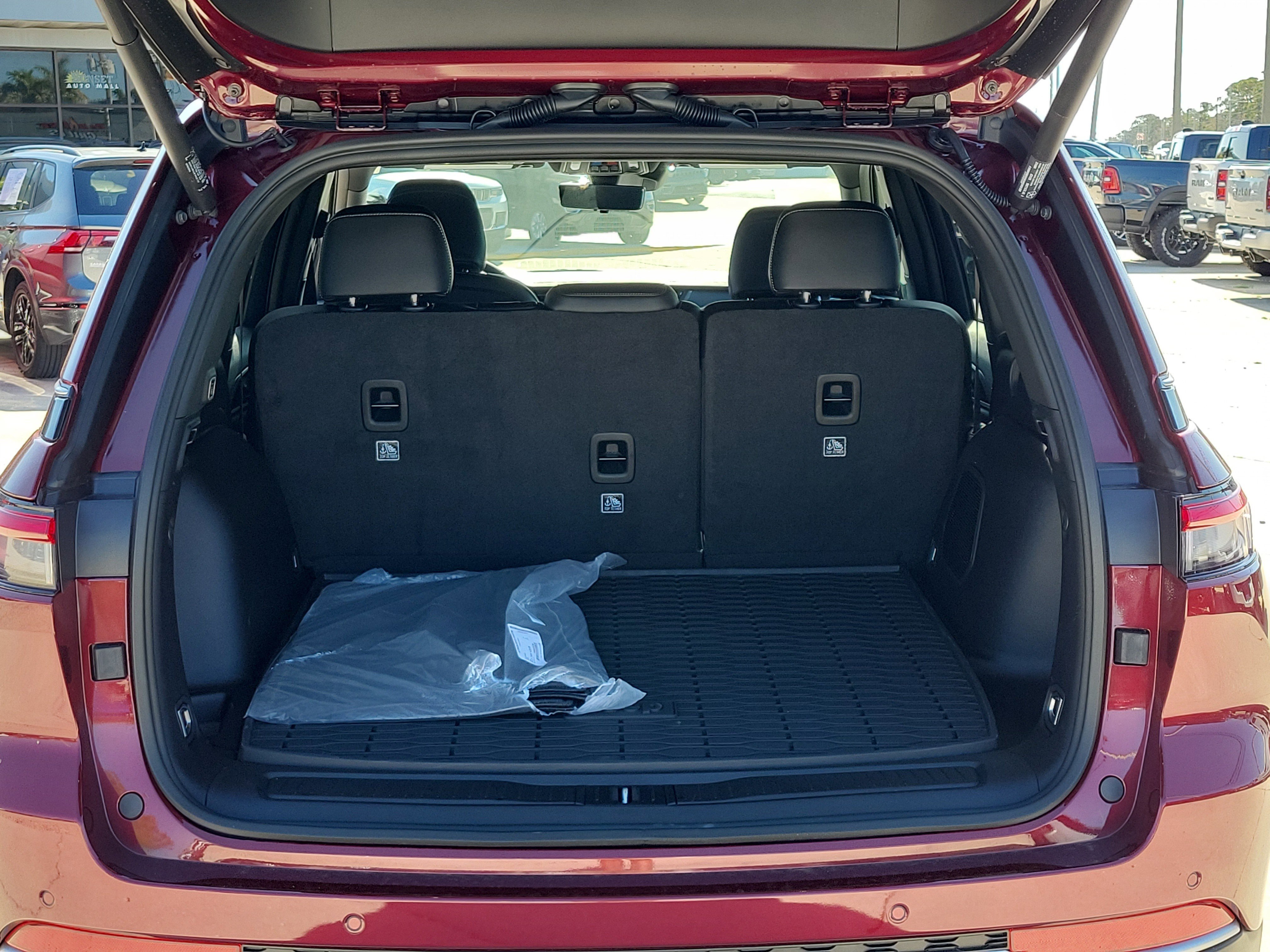 New 2026 Jeep Grand Cherokee Limited w/ Luxury Tech Group II RWD image 10