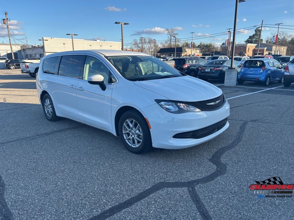 Used 2023 Chrysler Voyager LX image 8