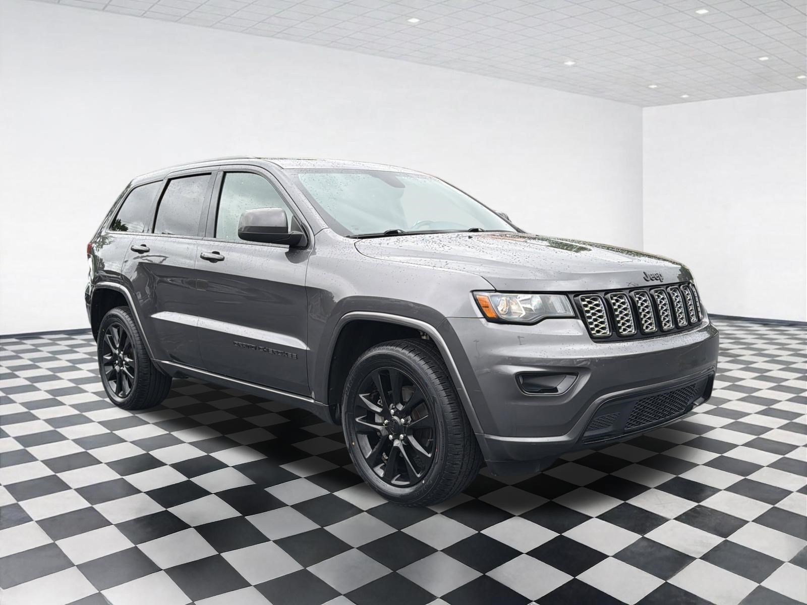 Used 2018 Jeep Grand Cherokee Altitude AWD/4WD image 3