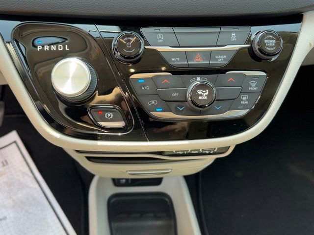 Certified 2022 Chrysler Voyager LX FWD image 16
