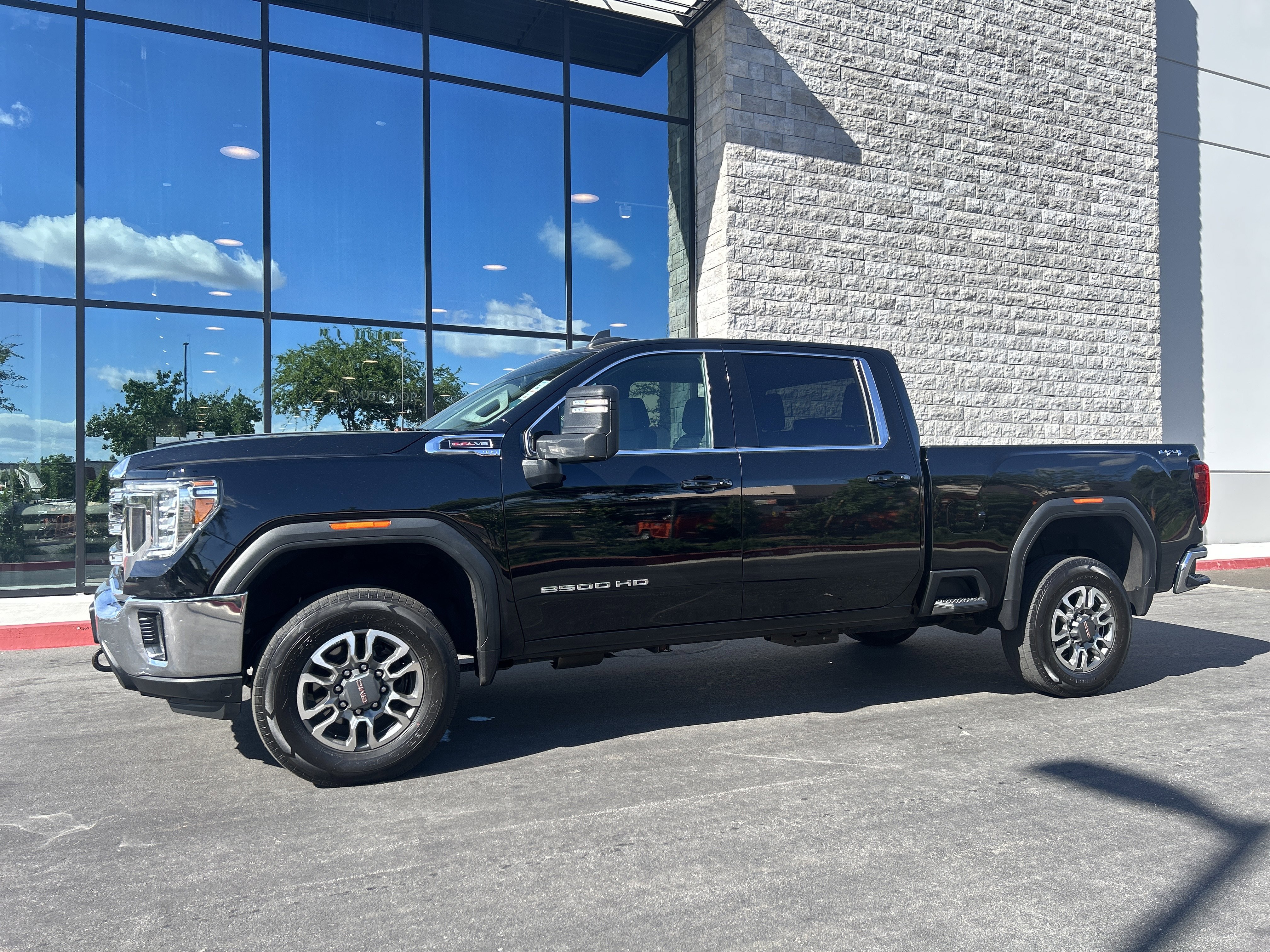 Used 2023 GMC Sierra 2500 SLE w/ SLE Value Package; AWD/4WD image 6