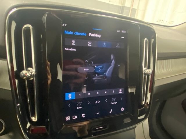 Used 2025 Volvo XC40 B5 Plus image 24