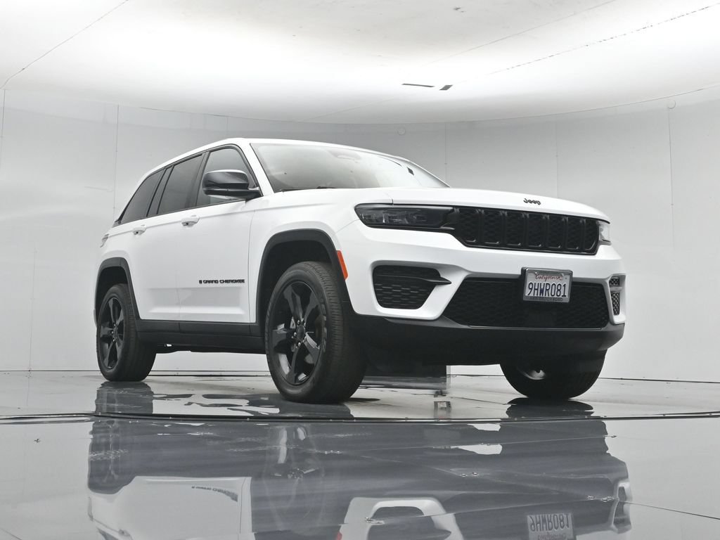 Used 2023 Jeep Grand Cherokee Laredo AWD/4WD image 4