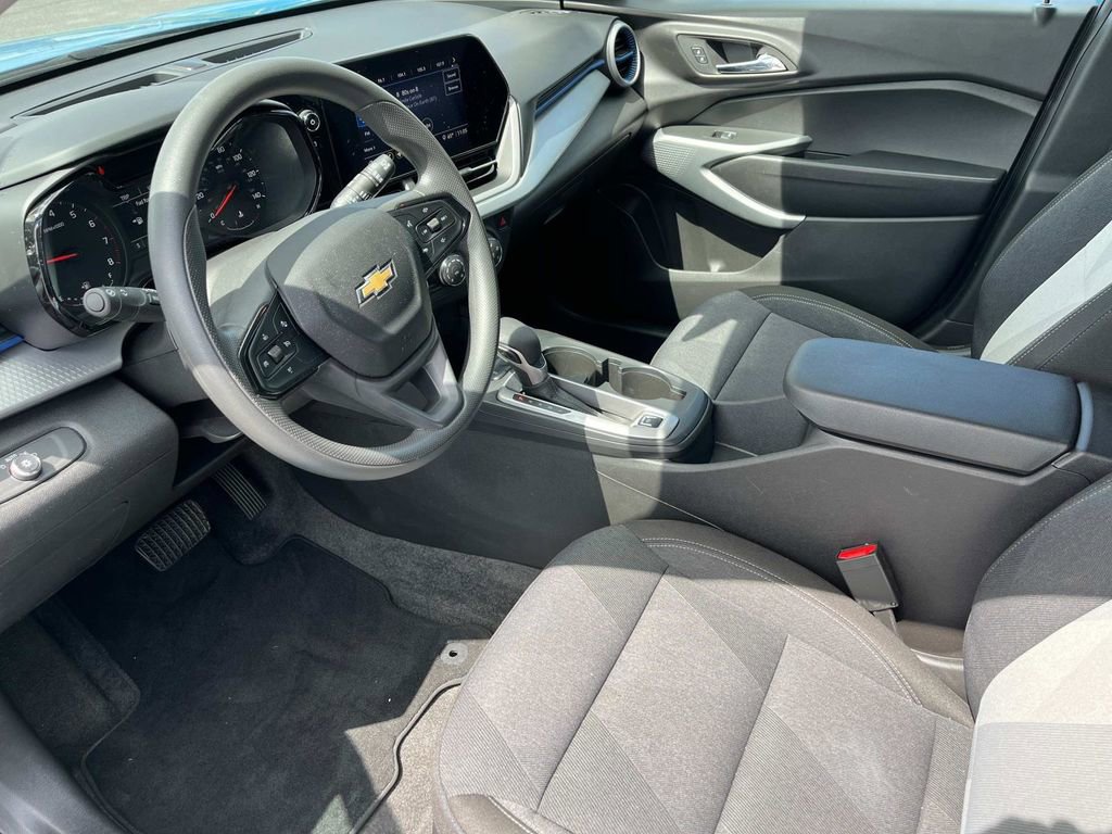Used 2025 Chevrolet Trax LS image 24
