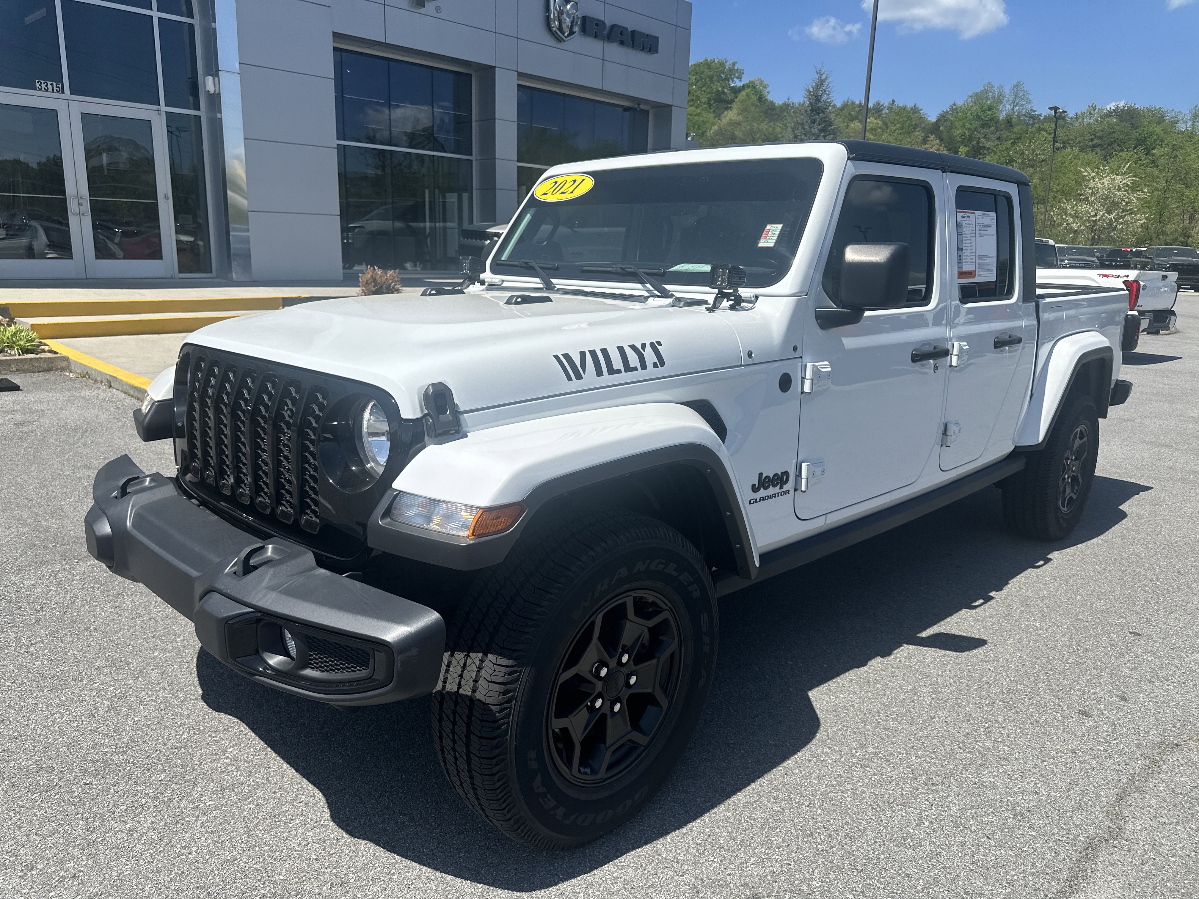 Used 2021 Jeep Gladiator Willys AWD/4WD image 2