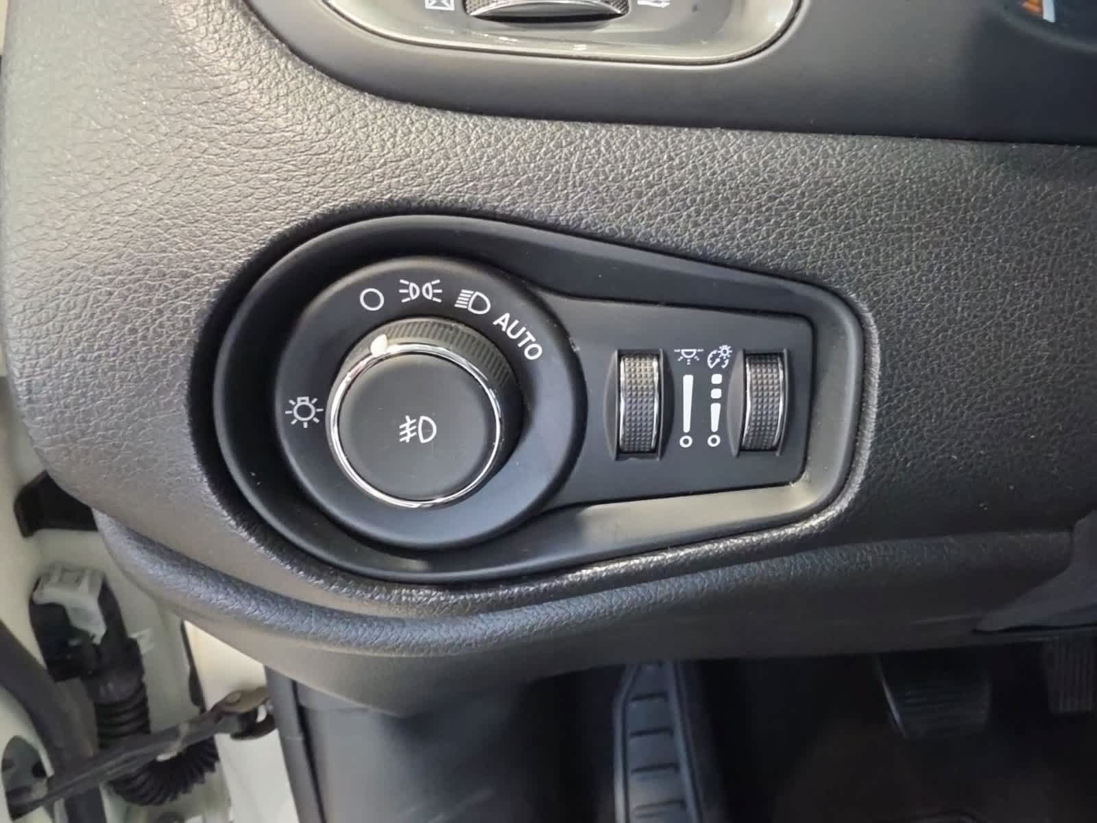 Used 2020 Jeep Renegade Limited AWD/4WD image 18