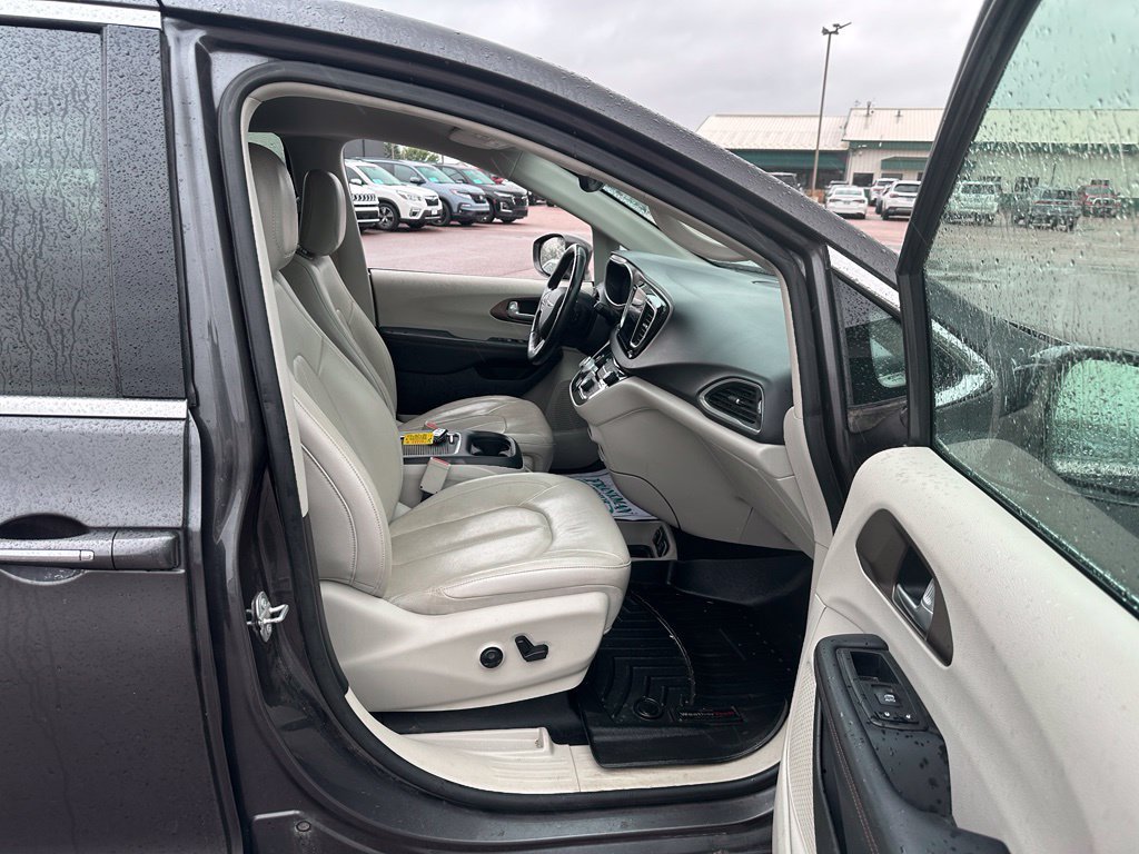 Used 2018 Chrysler Pacifica Touring-L Plus FWD image 28