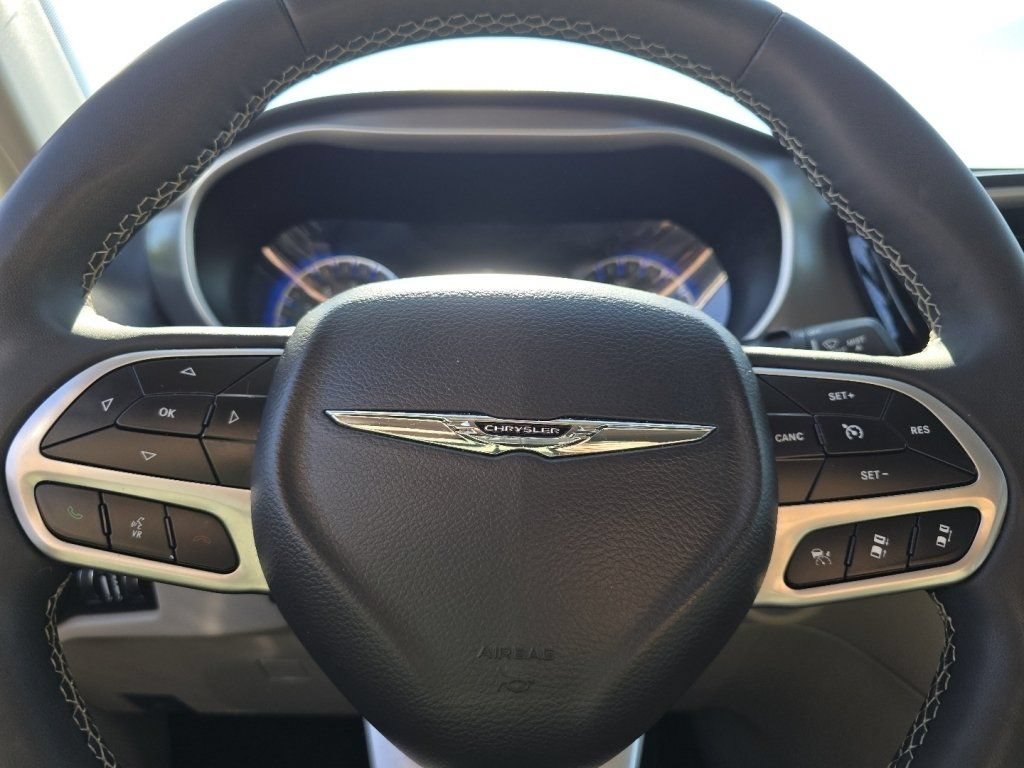 Used 2024 Chrysler Pacifica Touring-L FWD image 29