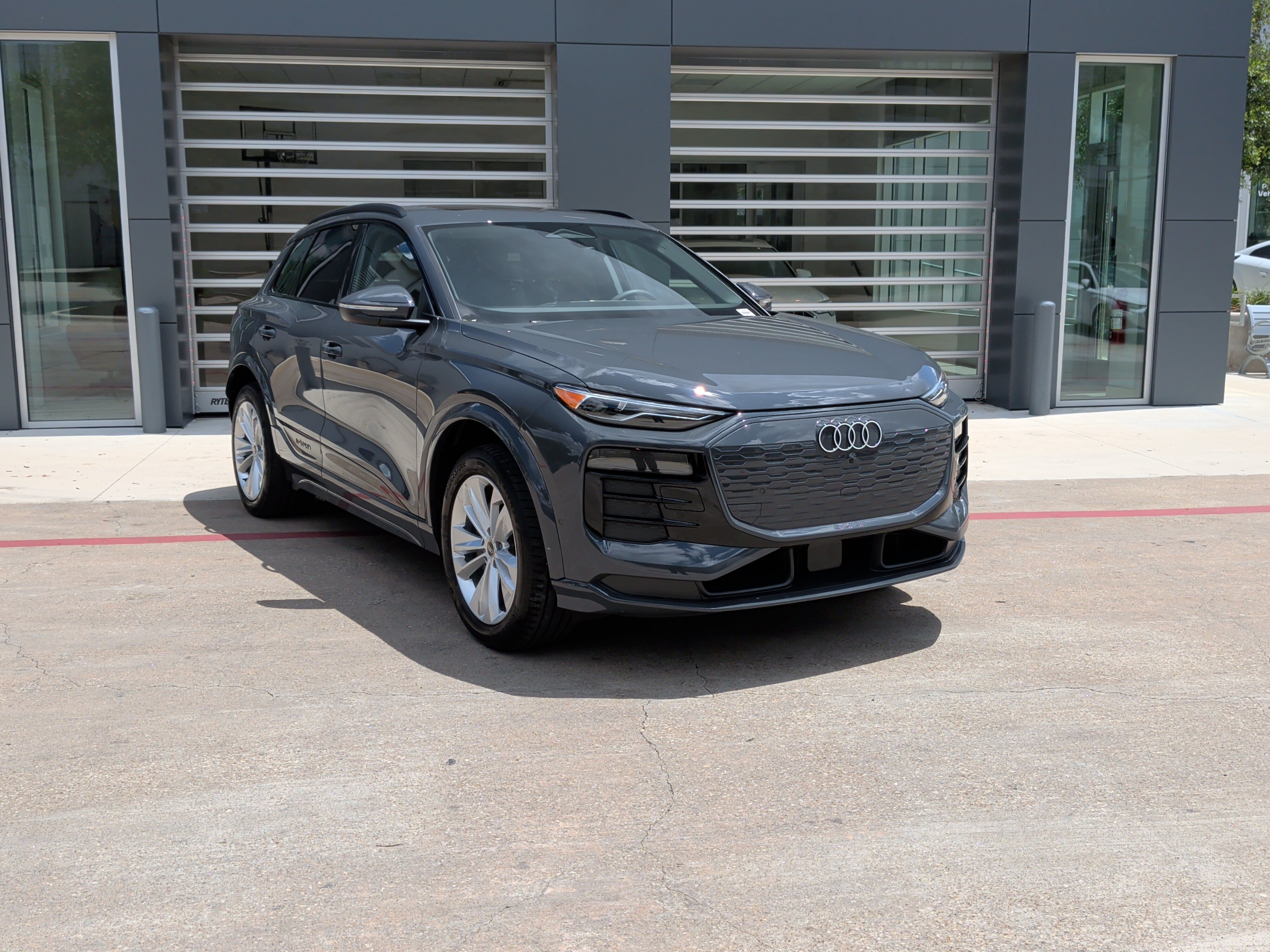 Used 2025 Audi Q6 e-tron Premium w/ Convenience Package RWD image 2