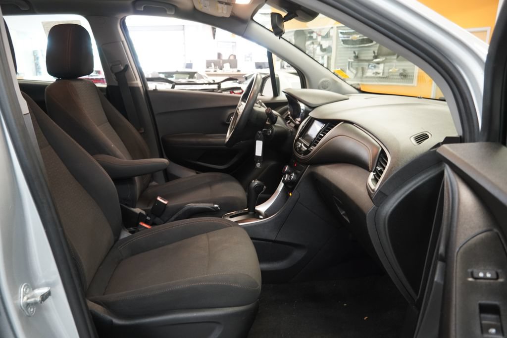 Used 2020 Chevrolet Trax LS AWD/4WD image 31