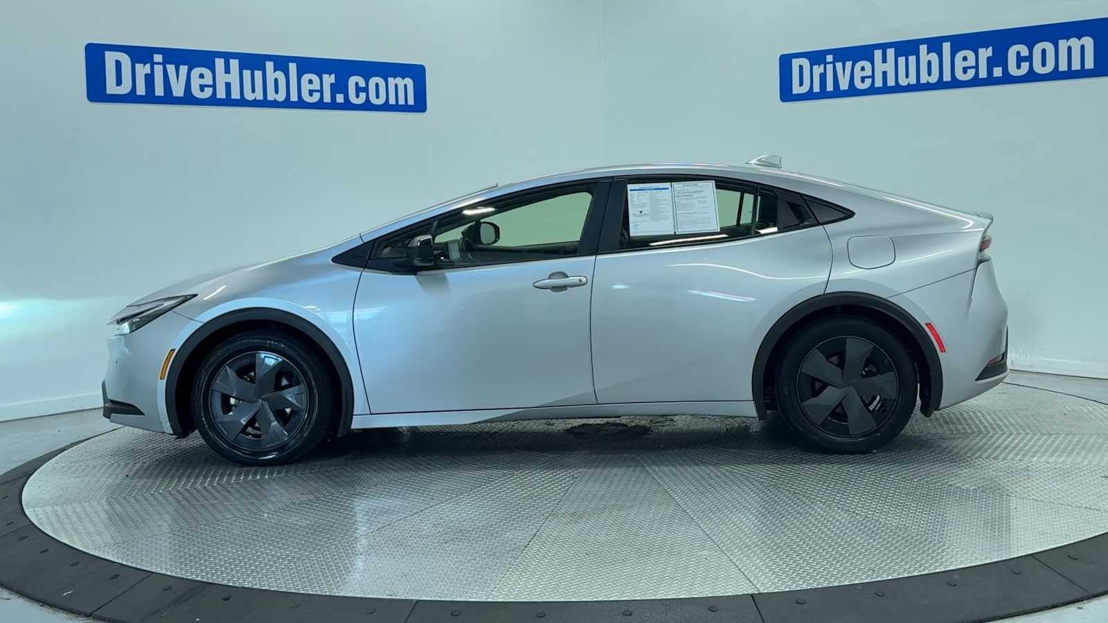 Used 2023 Toyota Prius LE FWD image 4
