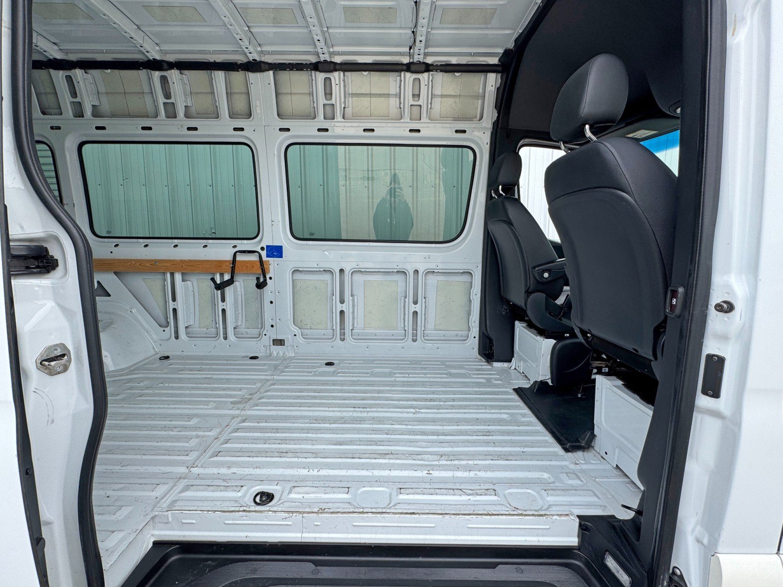 Used 2020 Mercedes-Benz Sprinter 3500 w/ Windows All Around Package image 36
