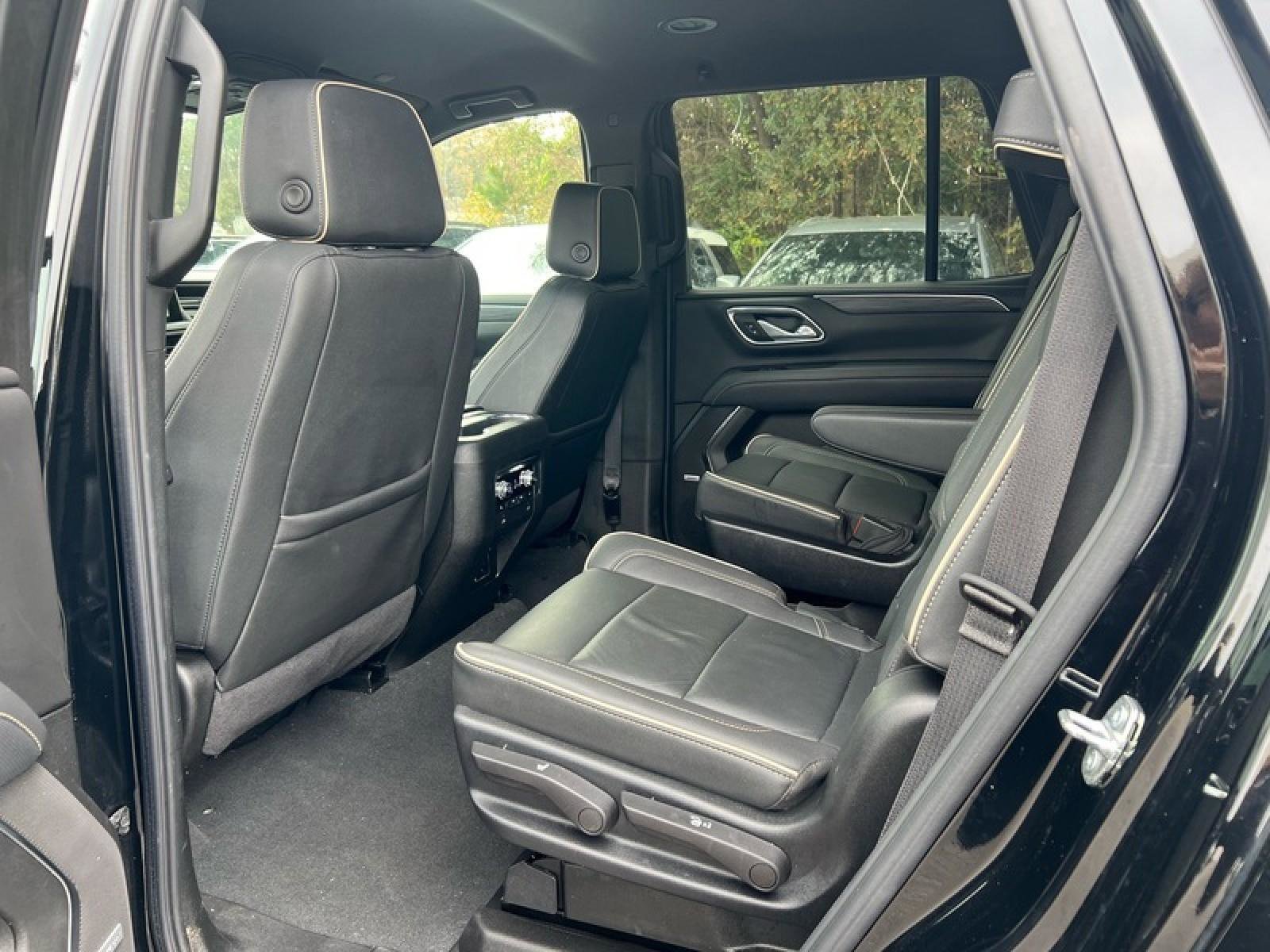 Used 2024 GMC Yukon SLT w/ SLT Luxury Package image 28