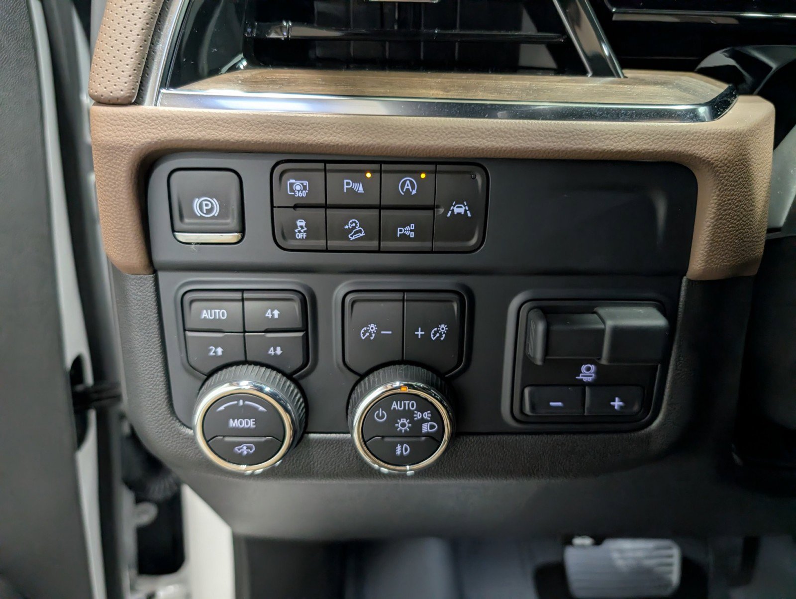 Used 2025 Chevrolet Suburban High Country image 22