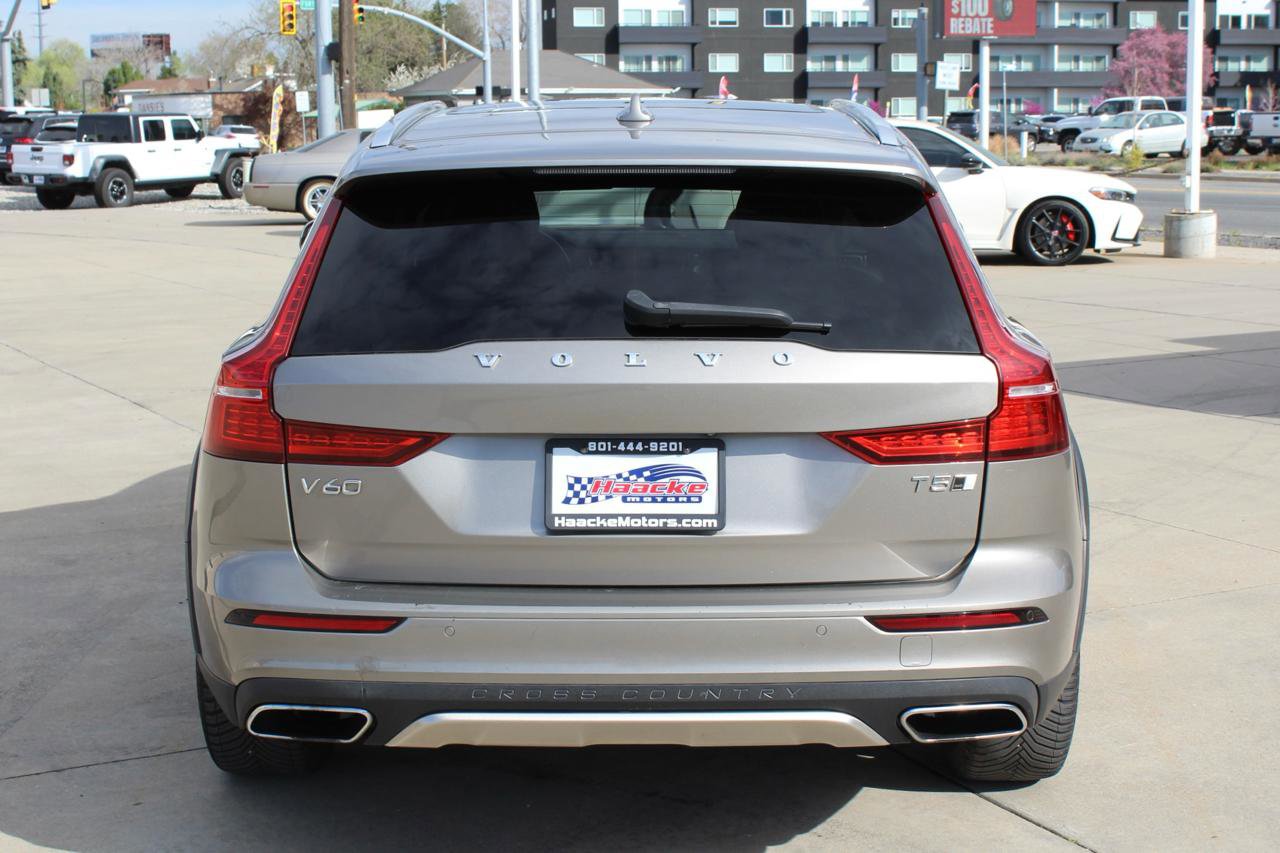 Used 2020 Volvo V60 T5 Cross Country image 9