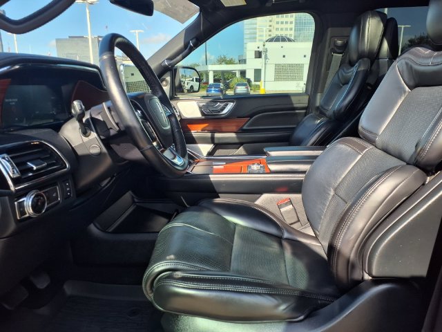 Certified 2020 Lincoln Navigator Reserve w/ Luxury Package AWD/4WD image 4