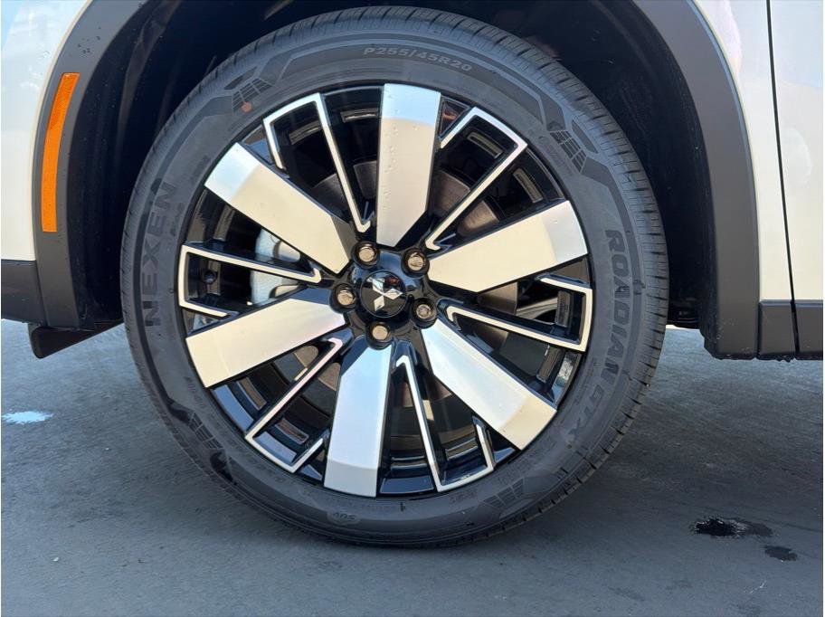 Used 2025 Mitsubishi Outlander SE image 8