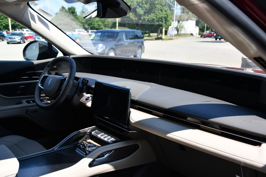 New 2025 Lincoln Nautilus Reserve w/ Jet Appearance Package image 14