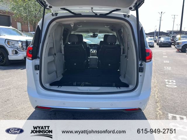 Used 2023 Chrysler Pacifica Touring-L image 12