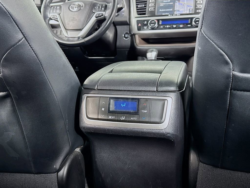 Used 2017 Toyota Highlander XLE AWD/4WD image 12
