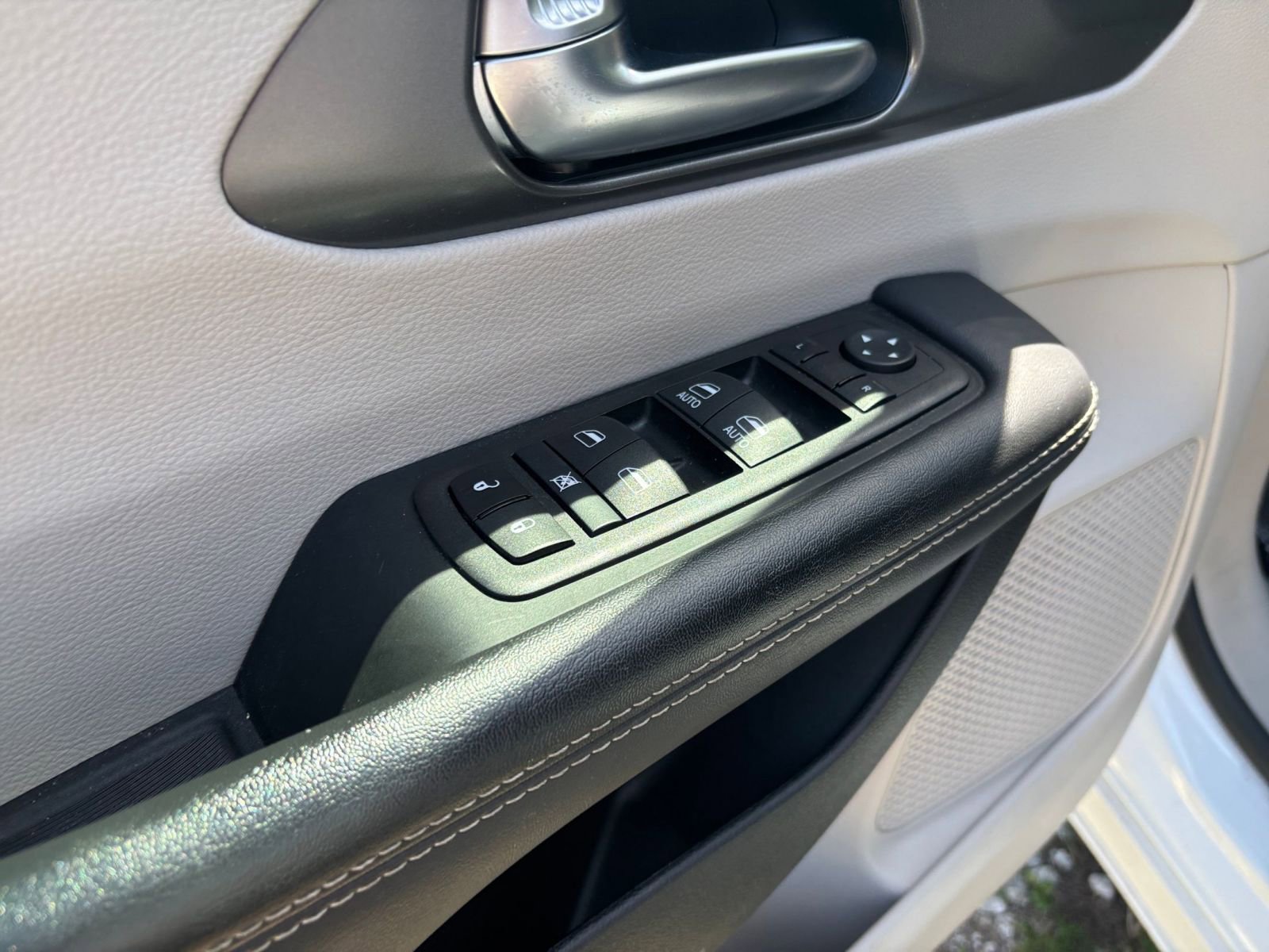 Used 2024 Chrysler Pacifica Touring-L FWD image 18