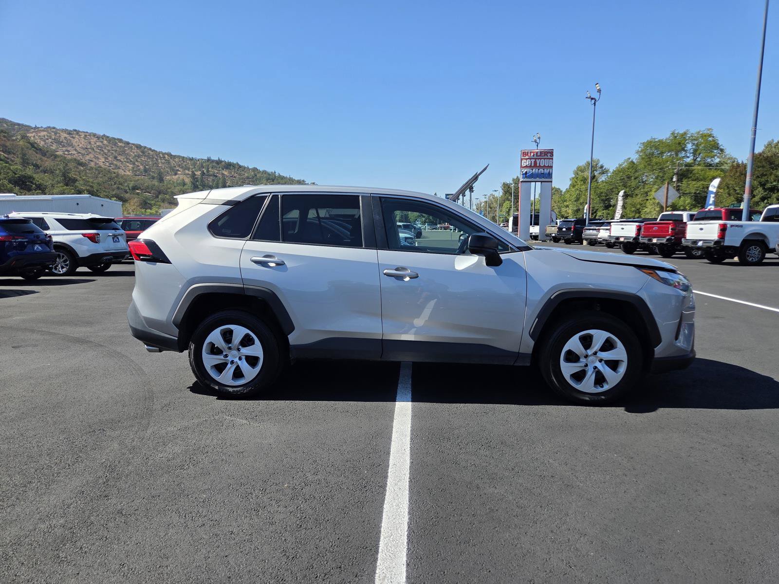 Used 2025 Toyota RAV4 LE AWD/4WD image 4
