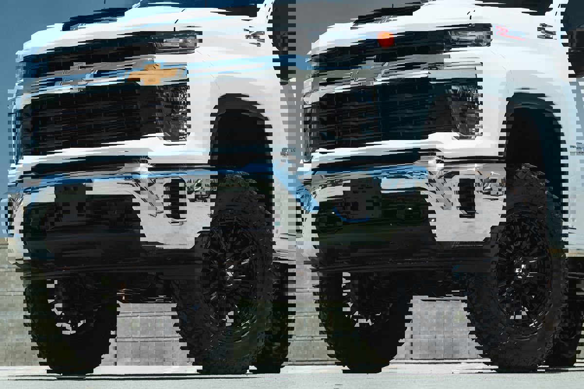 Used 2024 Chevrolet Silverado 2500 LT image 2