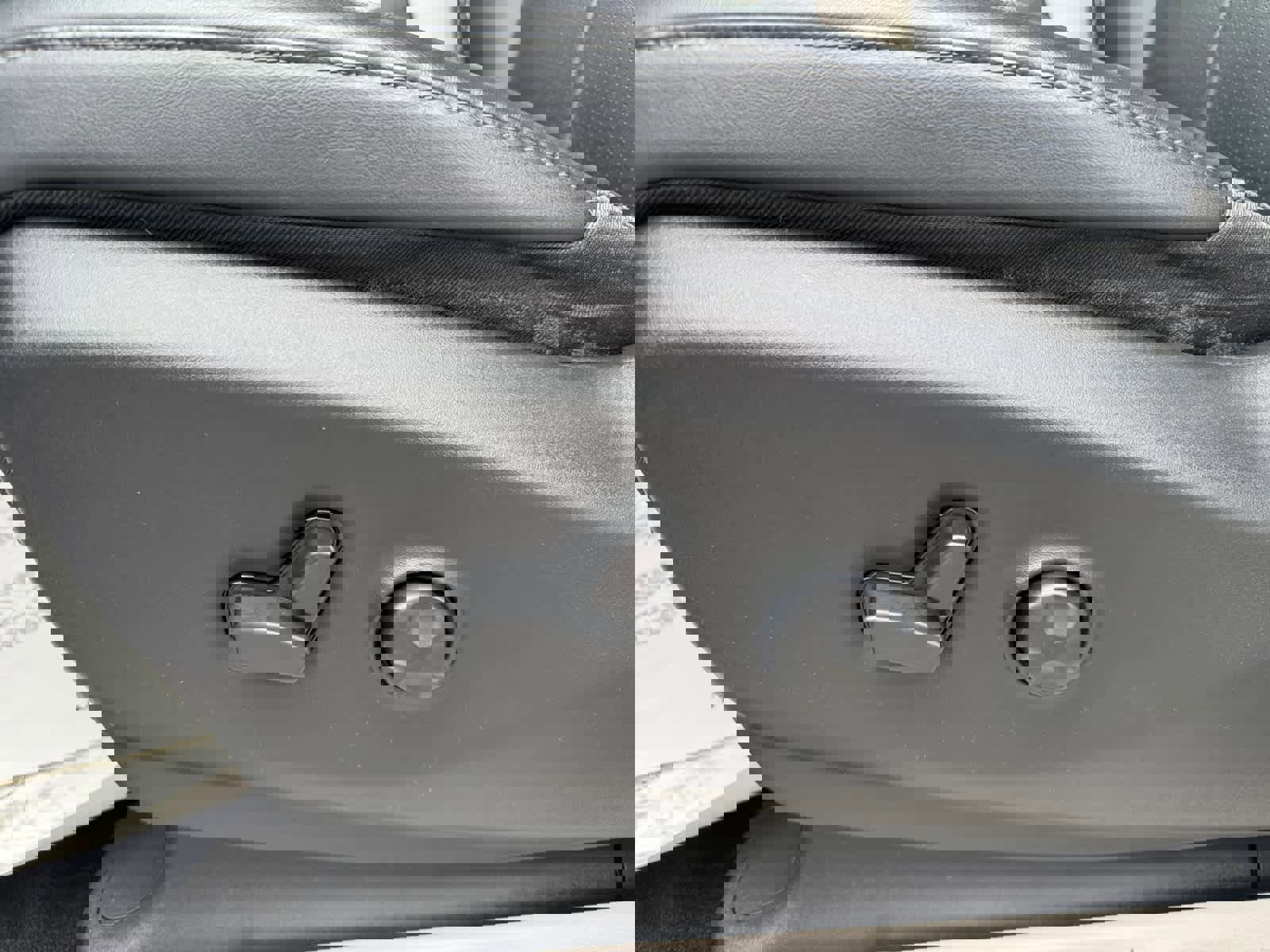 Used 2023 Chrysler Pacifica Touring-L image 17