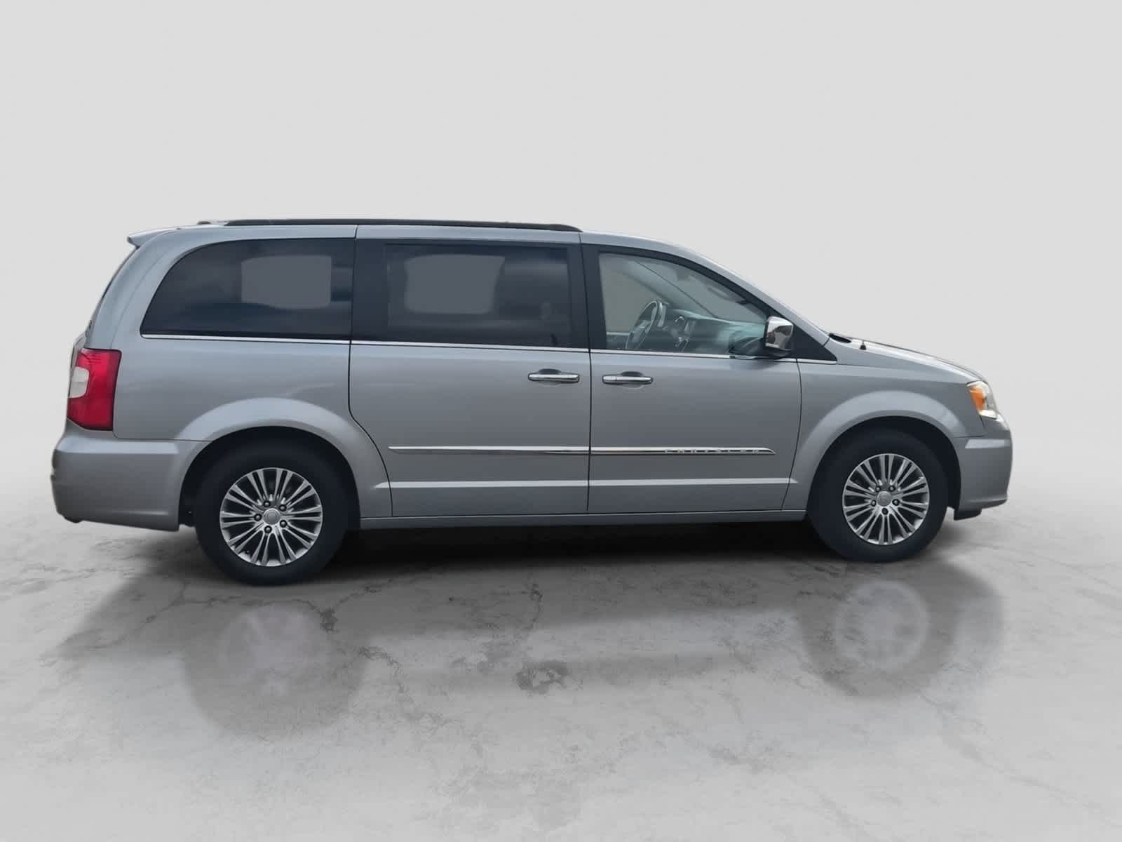 Used 2014 Chrysler Town & Country Touring-L w/ Driver Convenience Group FWD image 9