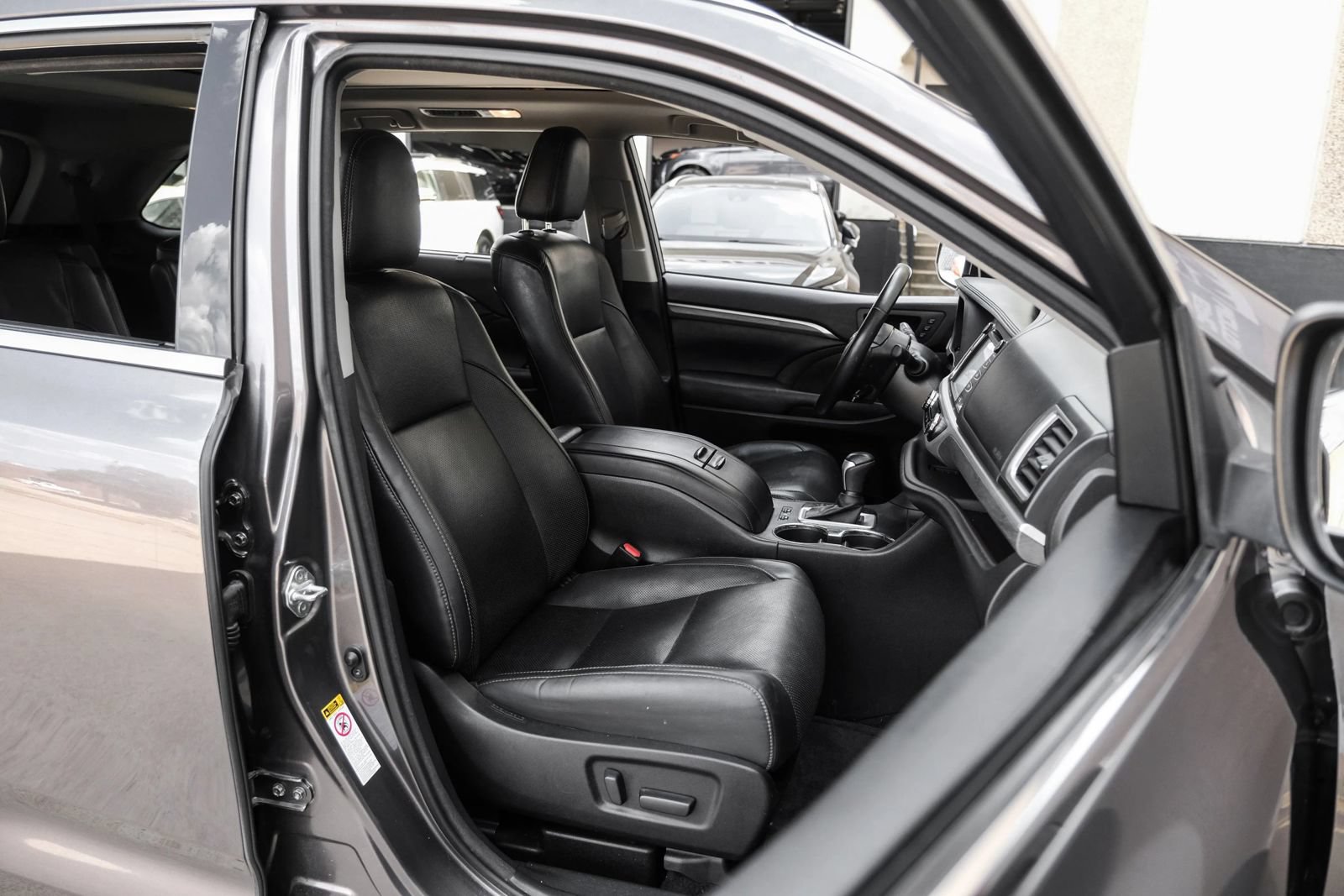 Used 2017 Toyota Highlander Limited Platinum FWD image 32