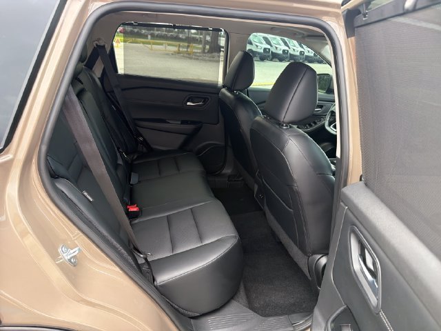 Used 2024 Nissan Rogue SV w/ SV Premium Package FWD image 15