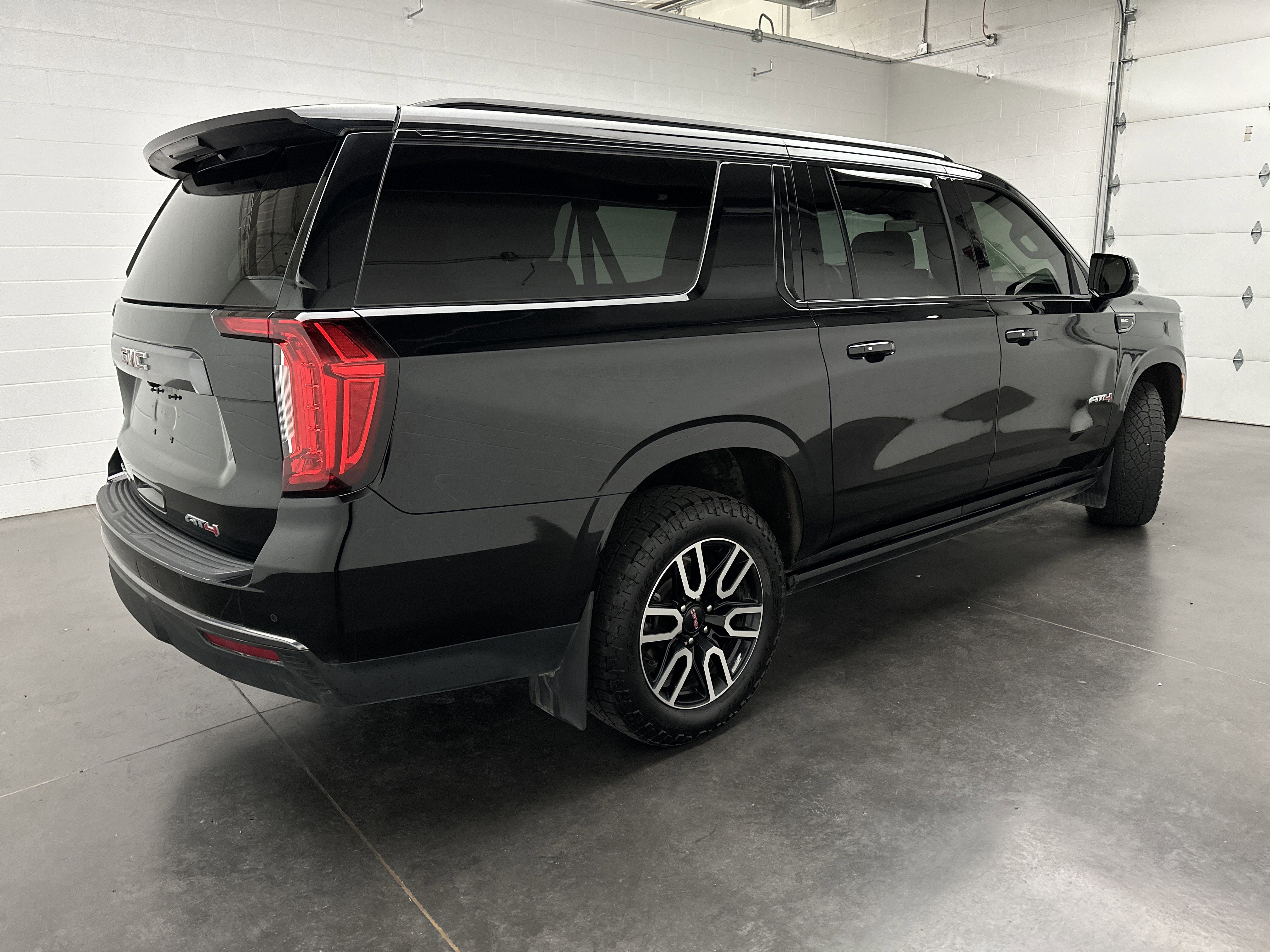 Used 2023 GMC Yukon XL AT4 image 10
