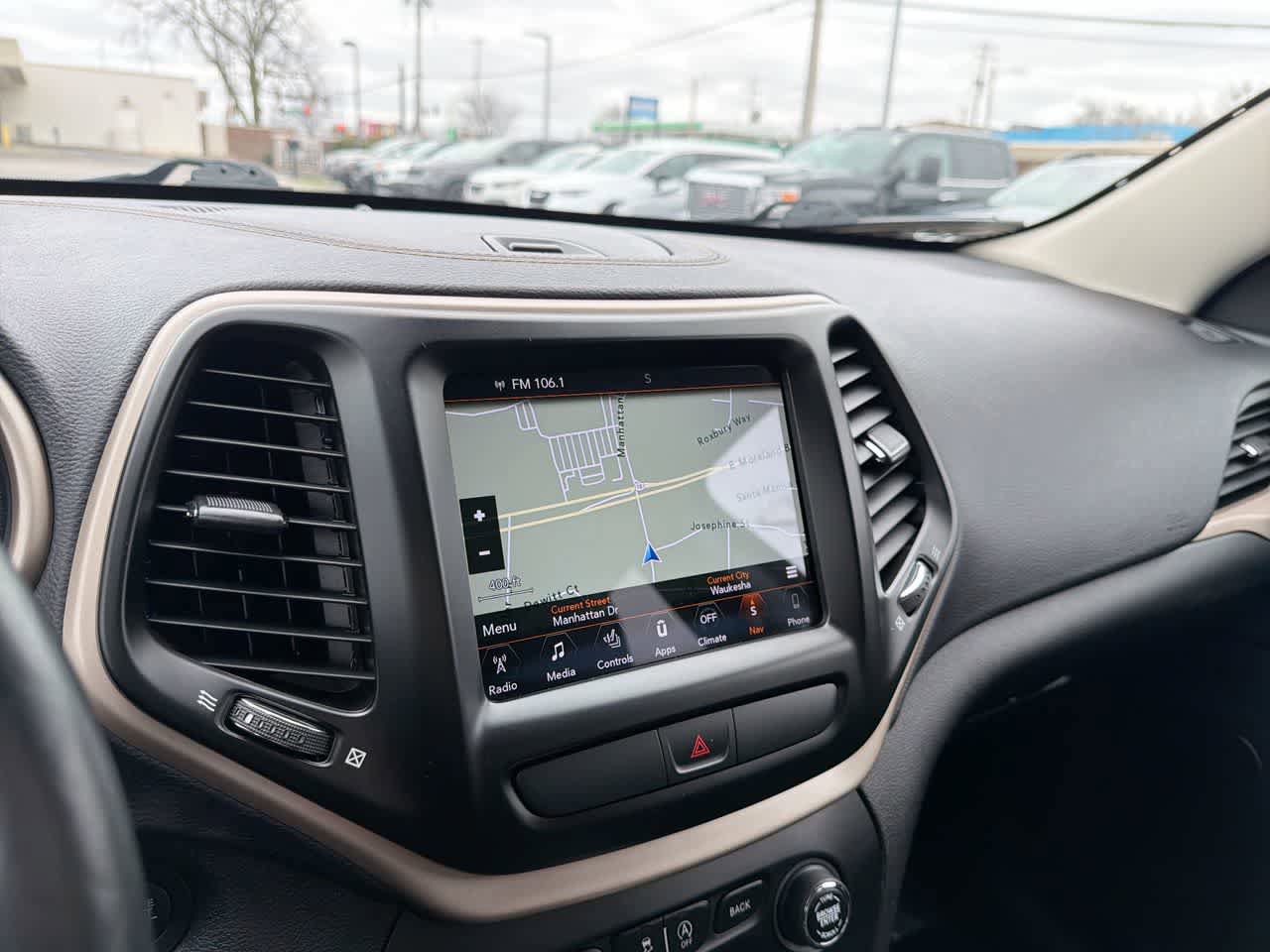 Used 2017 Jeep Cherokee Limited image 31