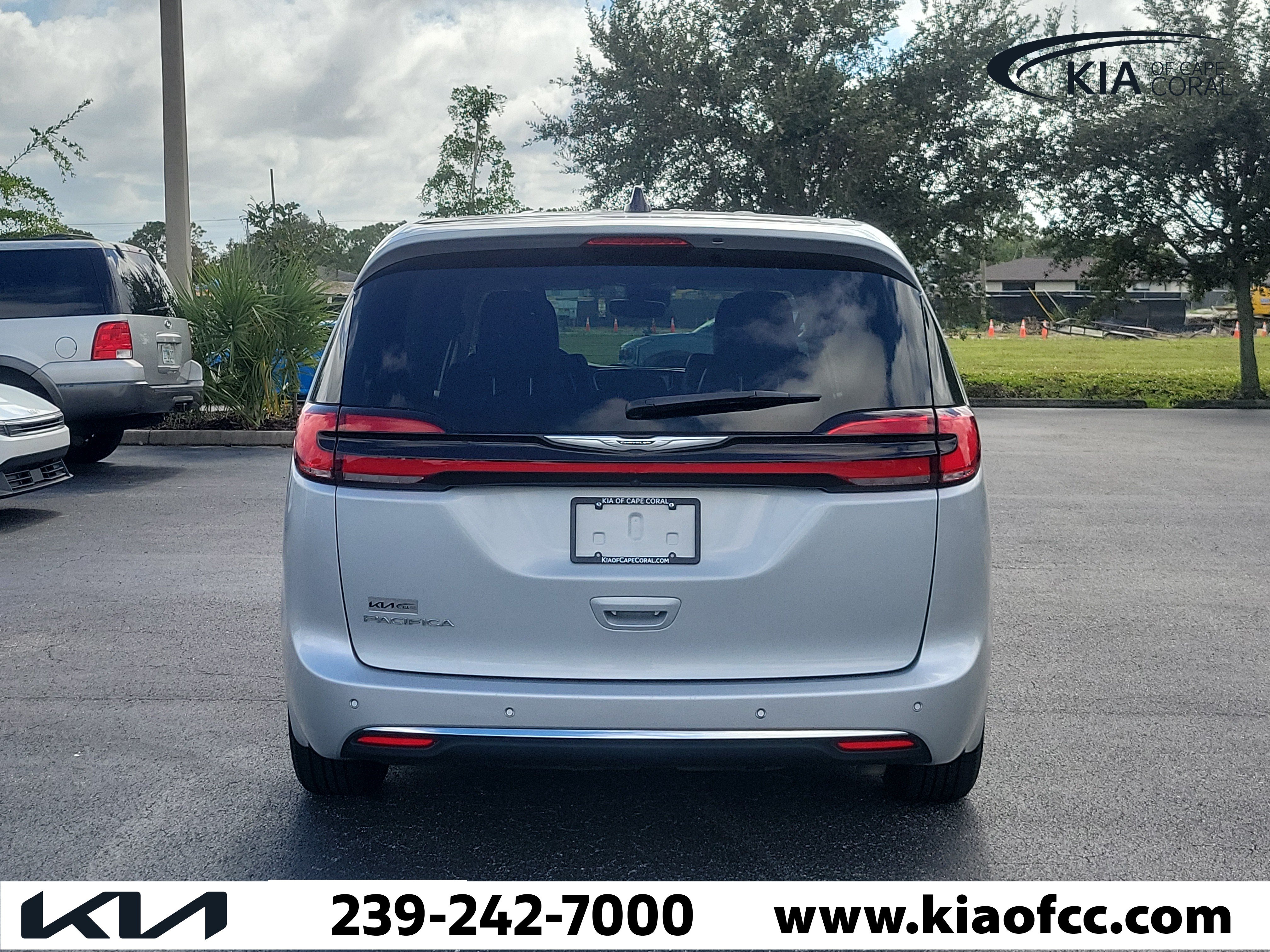 Used 2024 Chrysler Pacifica Touring-L FWD image 5