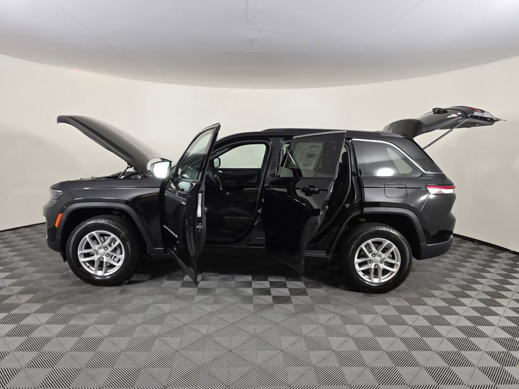 New 2025 Jeep Grand Cherokee Laredo X w/ Trailer Tow Package image 16