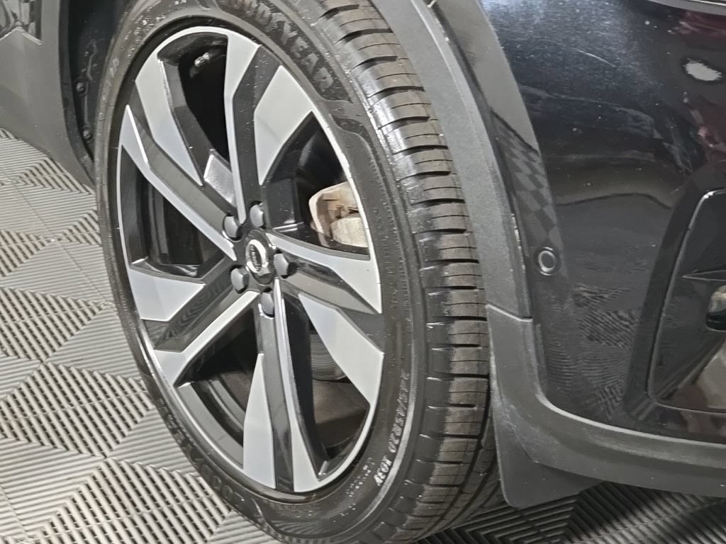 Certified 2023 Volvo XC40 B5 Plus w/ Driver Assist Package AWD/4WD image 7