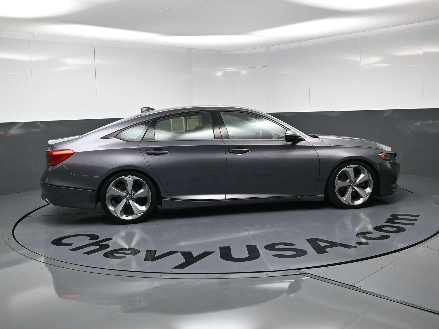 Used 2018 Honda Accord Touring image 10
