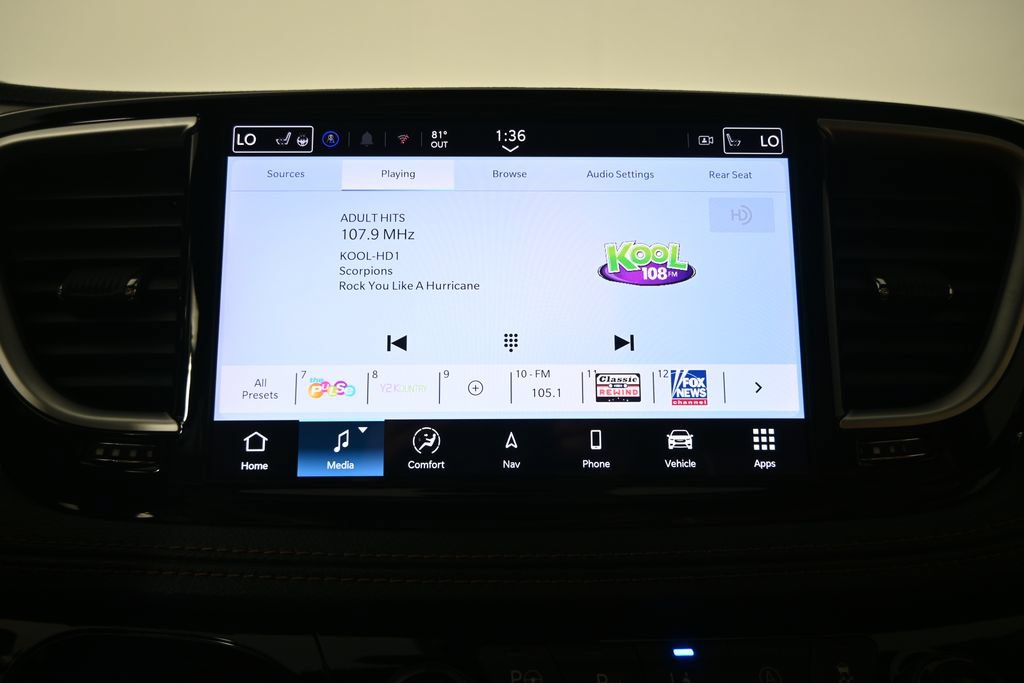Used 2025 Chrysler Pacifica Pinnacle w/ Trailer Tow Group FWD image 28