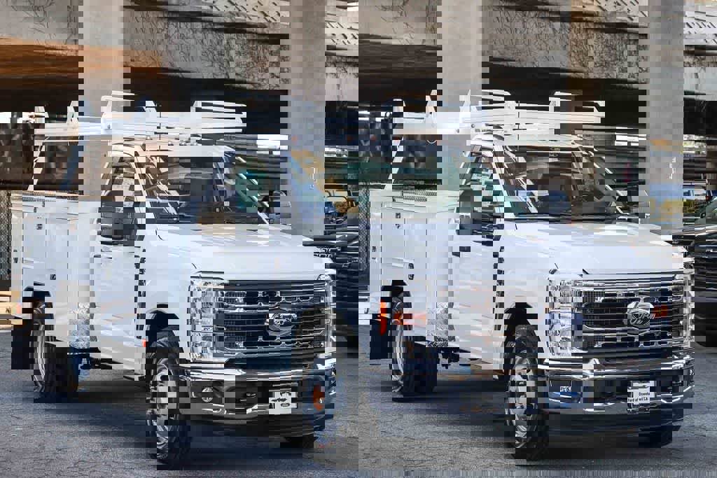 New 2026 Ford F350 XL w/ XL Chrome Package image 3