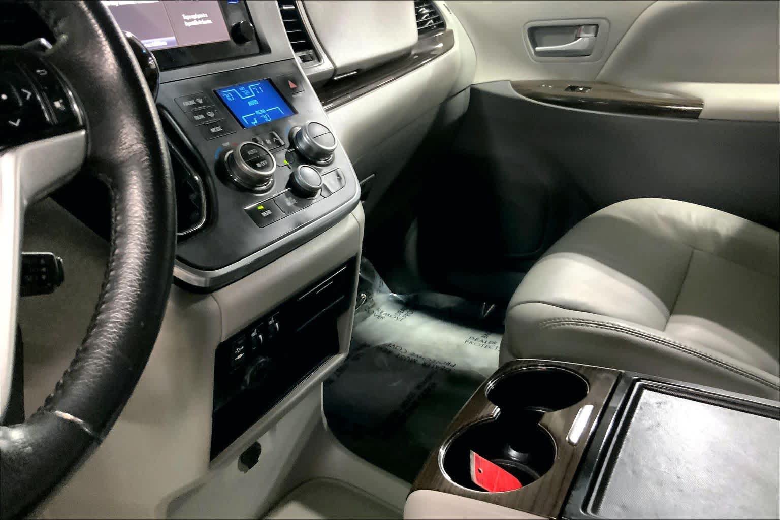 Used 2017 Toyota Sienna XLE FWD image 17